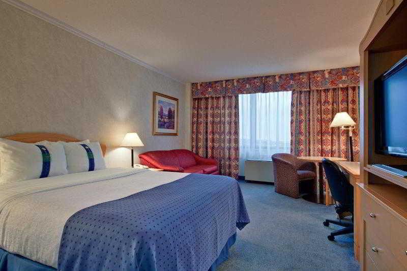 Delta Hotels By Marriott Saguenay Conference Centre Room photo